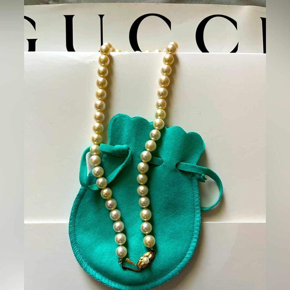 Authentic  Vintage Akoya Pearl Necklace in 18k yellow gold latch